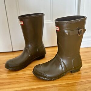 HUNTER - Original Short Gloss Rain Boots - Dark Olive Green - 6US